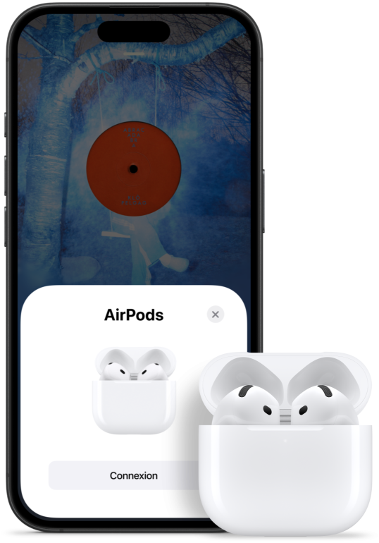 Animation montrant les AirPods 4 dans un étui de recharge ouvert à c?té d’un iPhone sur lequel on voit que les AirPods 4 ont été connectés.