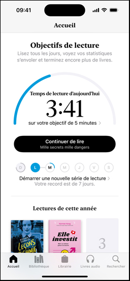 L’écran d’un iPhone affiche l’interface des objectifs de lecture dans l’app Livres. Un anneau de progression en occupe la partie supérieure. Sous l’anneau se trouvent les informations de suivi des lectures, y?compris un moniteur de série hebdomadaire. Dans le bas, la section Lectures de cette année affiche une rangée de deux livres avec un emplacement vide pour un troisième