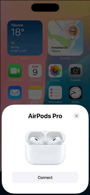 裝有 AirPods Pro 的 MagSafe 充電盒，旁邊是一部 iPhone。iPhone 主畫面顯示彈出式的小方格，上面出現(xiàn)連線按鈕，輕點(diǎn)即可輕鬆配對 AirPods。