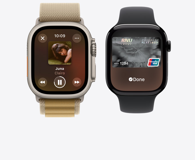 Apple Watch Ultra 2 及 Apple Watch Series 10 的正面，分別顯示正在播放音樂及以 Apple Pay 使用信用卡交易。