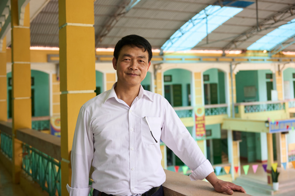 A portrait of Ph?m Thiên Nam, the principal at Hi?n L??ng Primary and Secondary School.