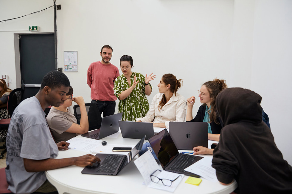 Une formatrice s’adresse à une classe d’élèves de l'Apple Foundation Program.