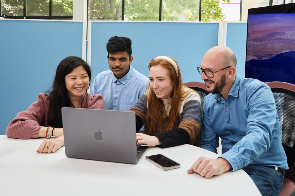 Quatre élèves de l'Apple Foundation Program sont installés autour d’une table devant leur Mac.