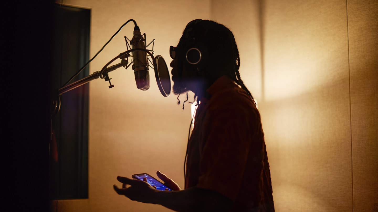 Emmanuel Strickland trabajando en el estudio.