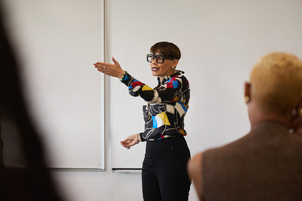 Inga Willis del PROPEL Center habla en el salón de clases.