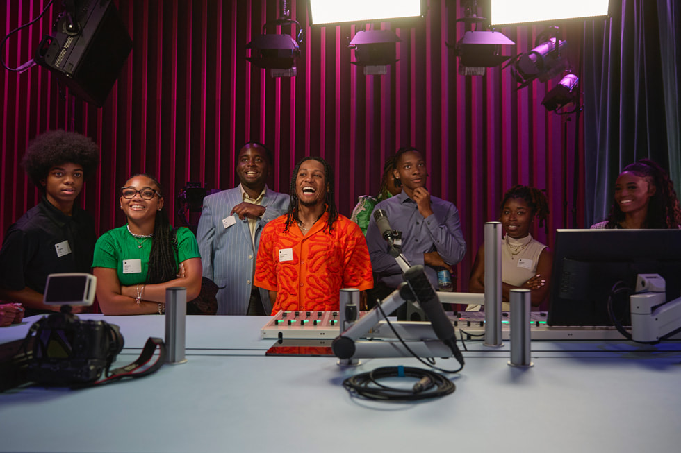 Un grupo de participantes del programa visita los estudios de Apple Music en Nashville.