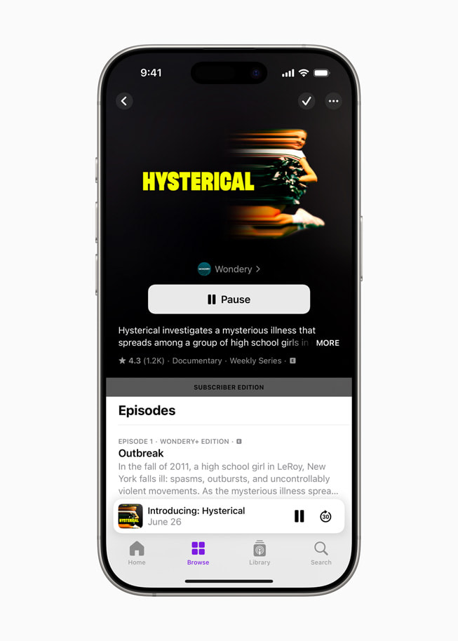 Se muestra el podcast “Hysterical” en la app Podcasts en un iPhone 16 Pro.