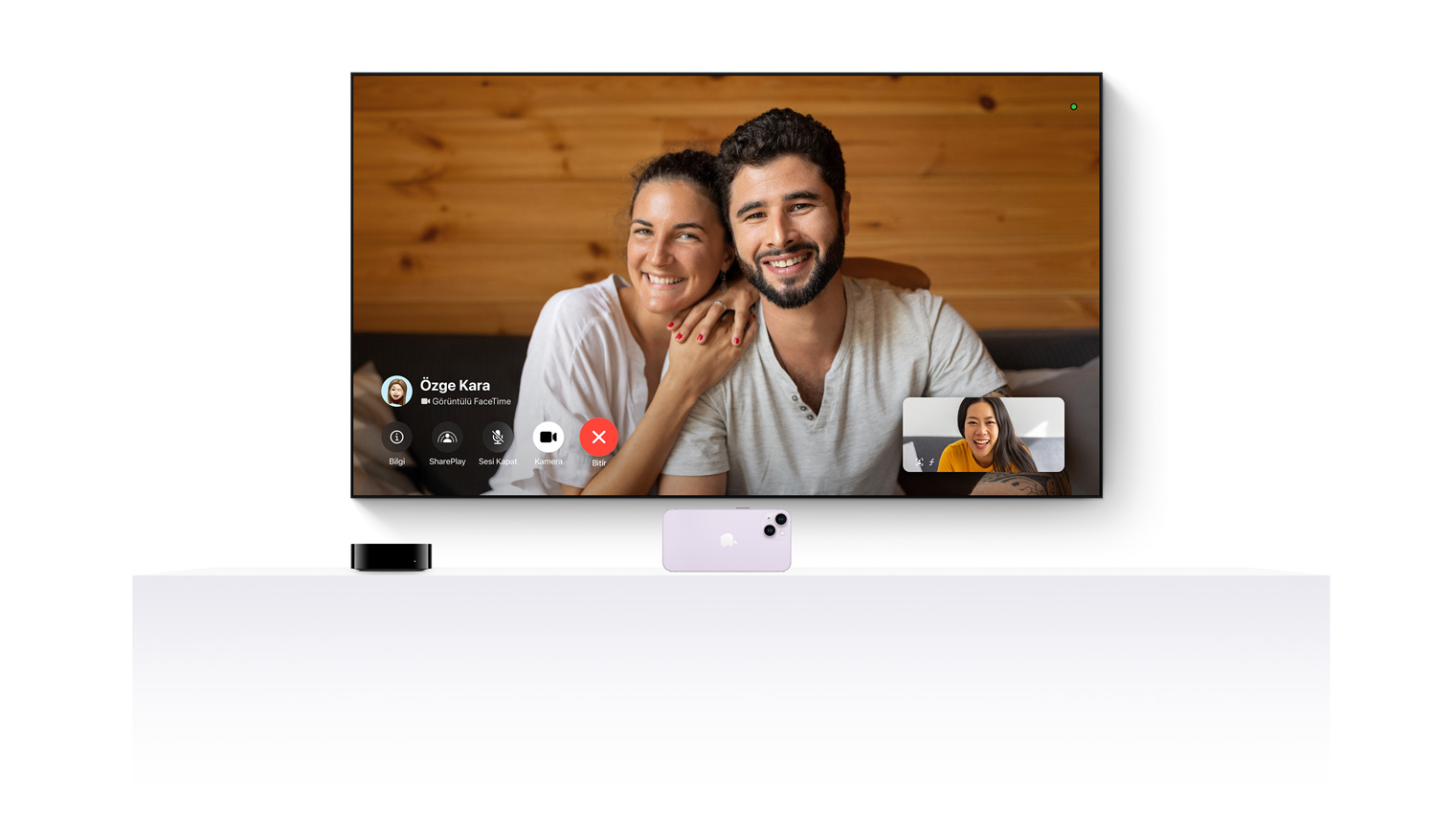 Apple TV 4K, bir iPhone’la beraber ?al??arak FaceTime uygulamas?n?n düz ekran bir televizyona aktar?lmas?n? sa?l?yor.