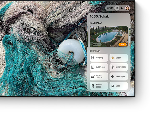 Apple TV denetim merkezi arayüzü düz ekran bir televizyonda g?rülüyor
