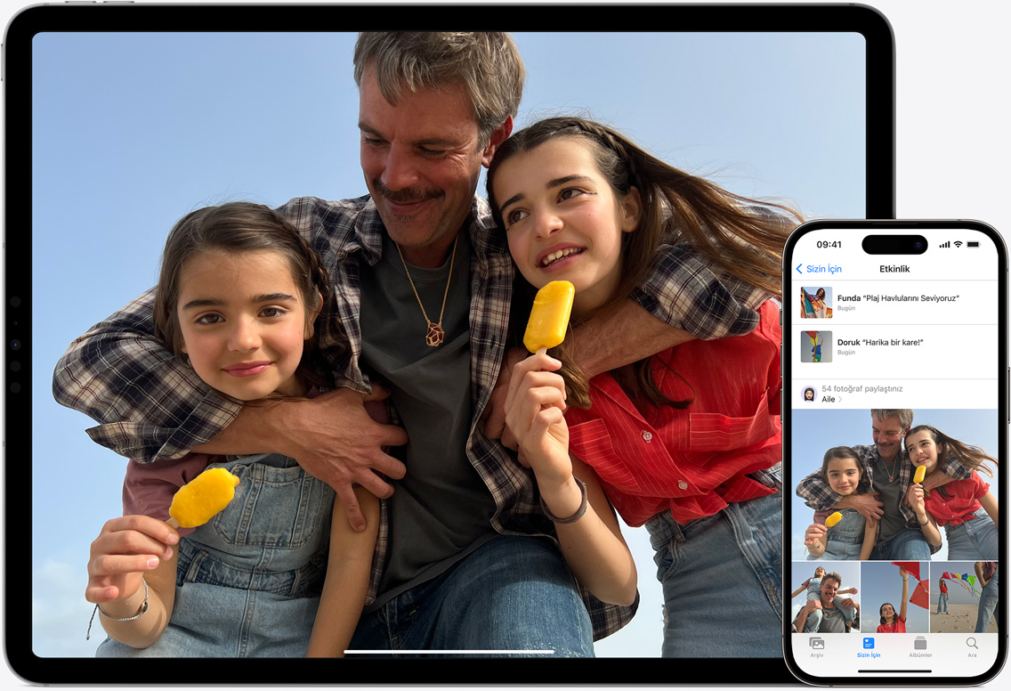 iPad ve iPhone ekran?ndaki iCloud Foto?raflar?’nda bir baba ile iki k?z?n?n kumsaldaki g?rüntüleri yer al?yor