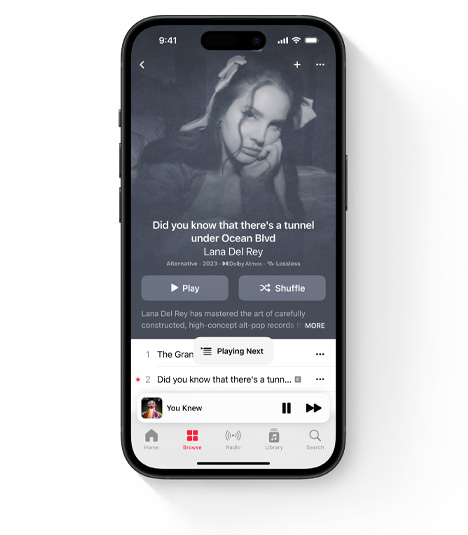 iPhone som visar Apple Music-gr?nssnittet med Lana Del Rey