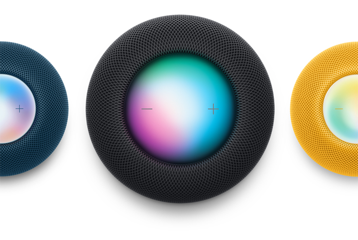 En bild ovanifr?n p? en bl? HomePod mini, en HomePod i midnatt och en gul HomePod mini. Siri ?r aktiverad.