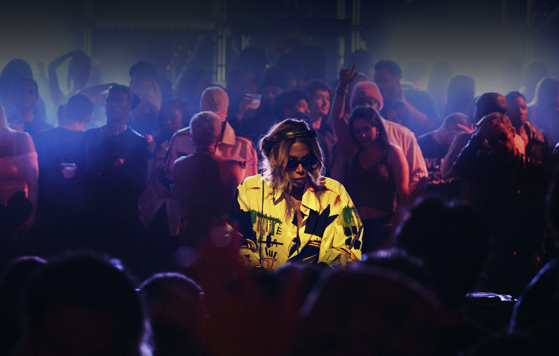 Una artista en el escenario durante un concierto de música en vivo.