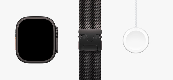 Van links naar rechts: vooraanzicht van de kast van Apple Watch Ultra 2, een oranje met beige Trail-bandje en een magnetische snellader-naar-USB?C-kabel.