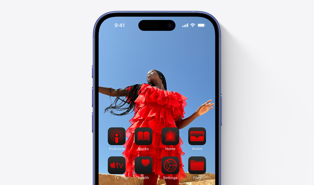 écran d’iPhone 16 affichant une photo d’une jeune femme vêtue d’une robe rouge et des widgets teintés d’un rouge similaire.