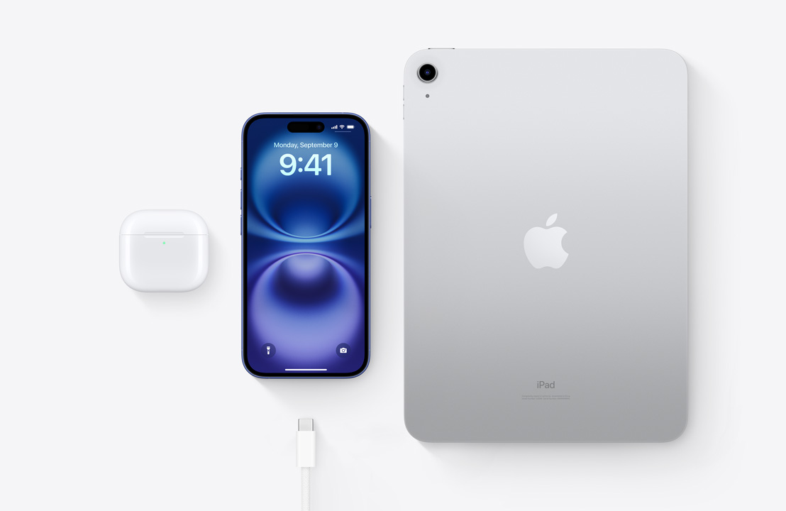 Poh?ad zhora na AirPods Pro, iPhone 15 a iPad s konektorom USB-C, ktory znázorňuje, ako mo?no v?etky tri zariadenia nabíja? pomocou toho istého kábla USB-C.