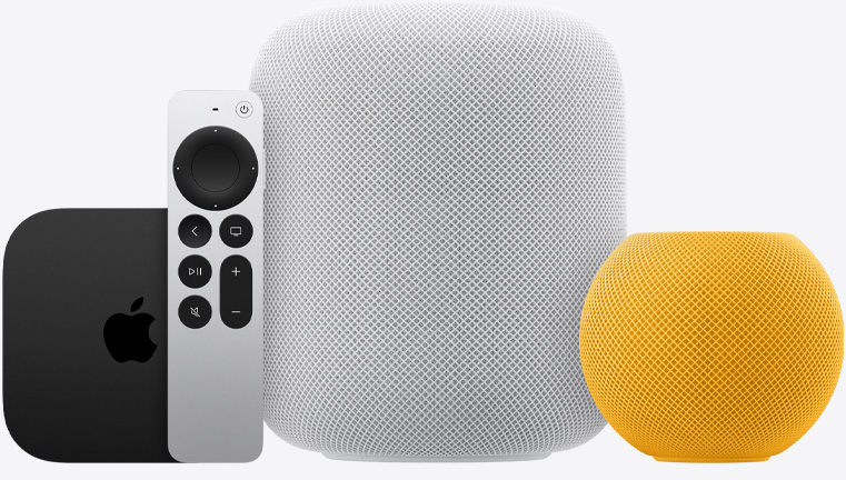 Apple TV 4K, Siri remote, bir adet Beyaz HomePod ve bir adet sar? HomePod mini’nin yan yana dizildi?i foto?raf