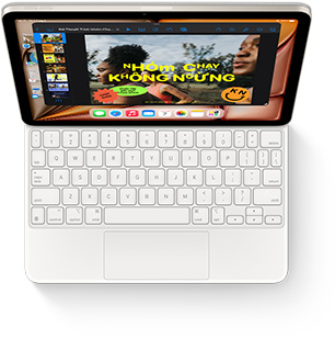 Hình ?nh nhìn t? trên xu?ng c?a iPad Air v?i Magic Keyboard màu tr?ng.